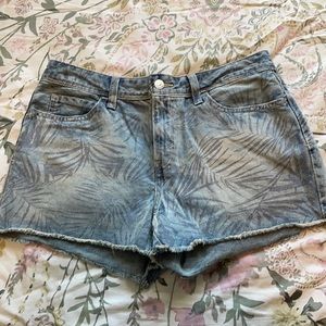 Levi high rise patterned jean shorts
